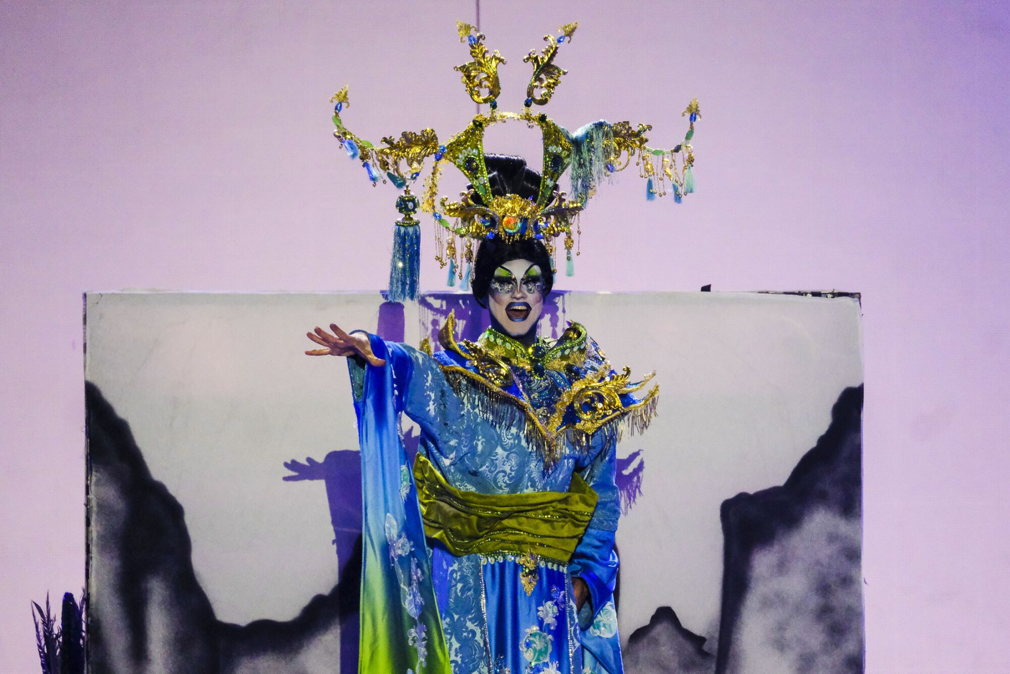 6. Drag La Tacones (Kevin Doramas Jiménez Moreno) Con el patrocinio de Carrozas José Halcón y un diseño de MASBE Creaciones presenta la fantasía Honor y Gloria.