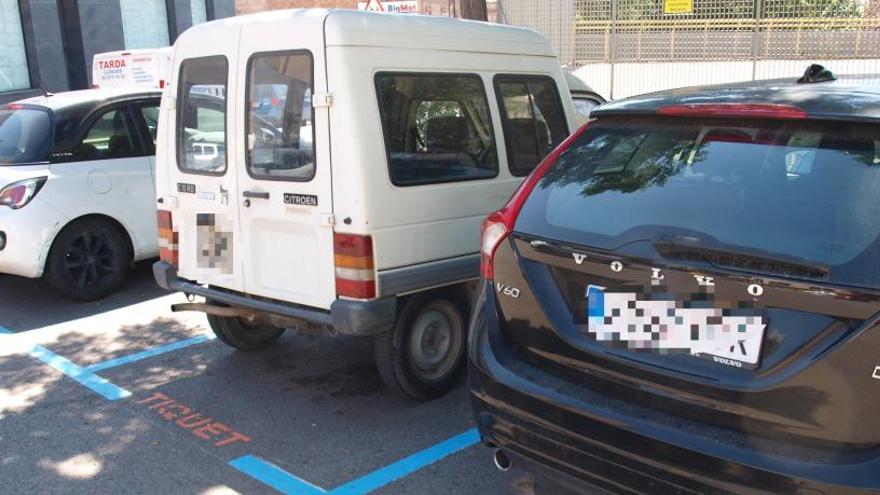 Vehicles estacionats a la nova zona blava de Manresa