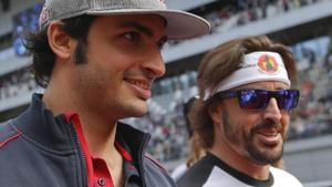rozas31422341 toro rosso driver carlos sainz jr  of spain  left  is flanke161209170514