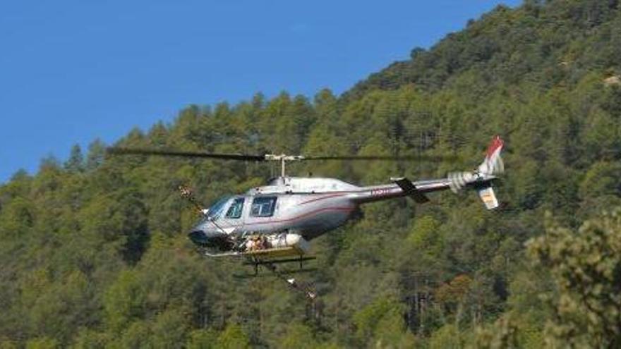 Un helicòpter fumigant boscos del Berguedà en la campanya anterior