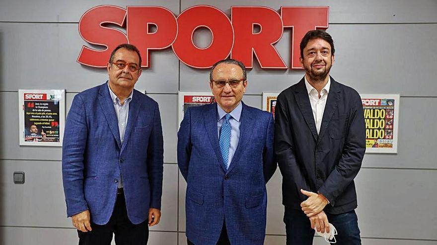 Javier Moll, en el centro, flanqueado por Albert Sáez, a la izquierda, y Ernest Folch, ayer, en la redacción de &quot;Sport&quot;.