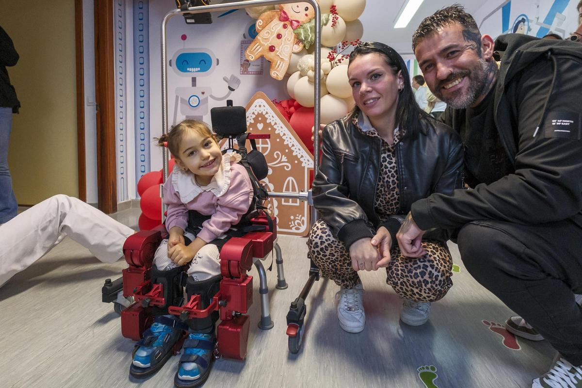 Gala junto a sus padres durante la presentación del exoesqueleto pediátrico en el Hospital Insular-Materno Infantil.