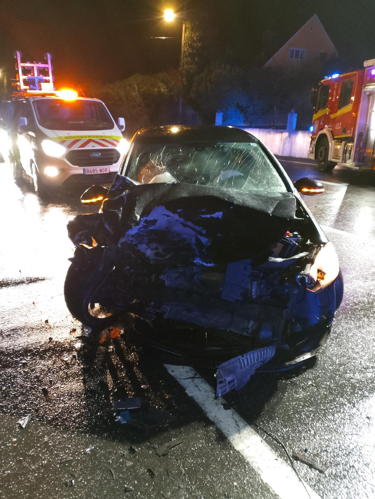 A condutora dun dos coches tivo que ser excarcerada polos bombeiros.