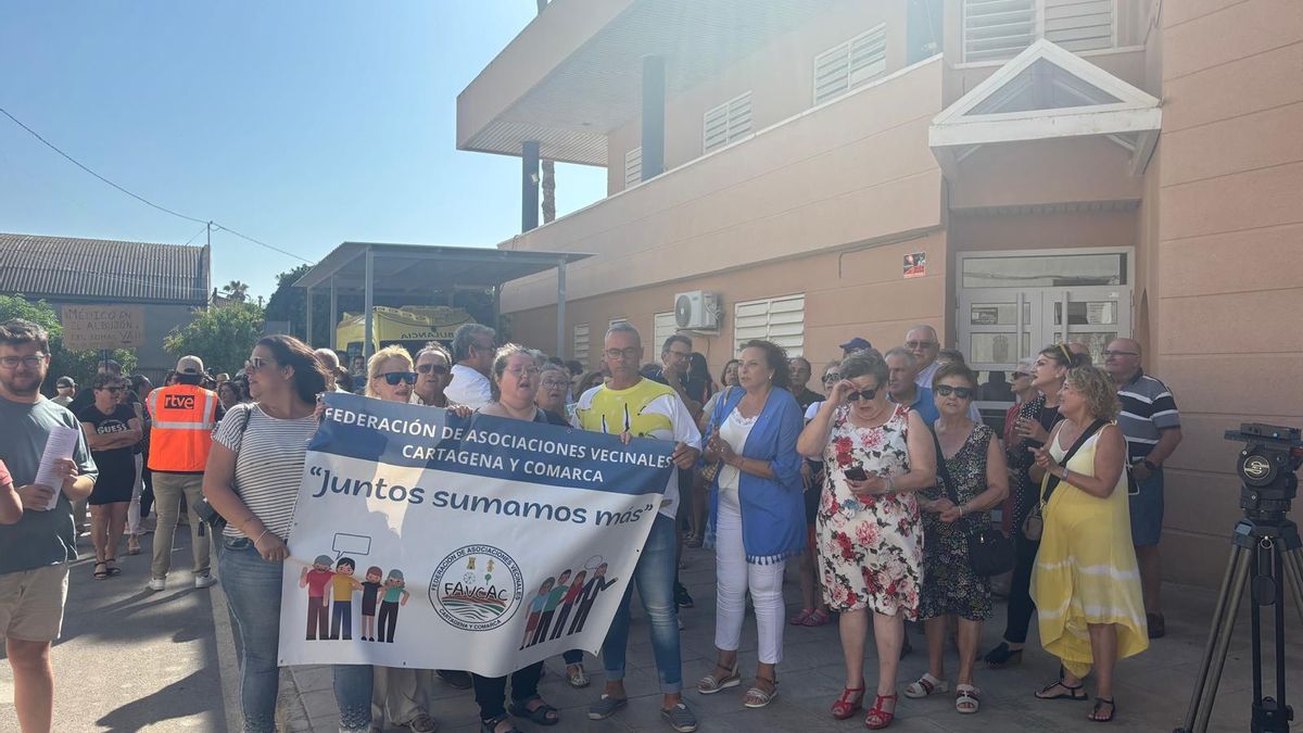 Manifestación vecinal a las puertas del Centro de Salud de Pozo Estrecho para exigir más facultativos.