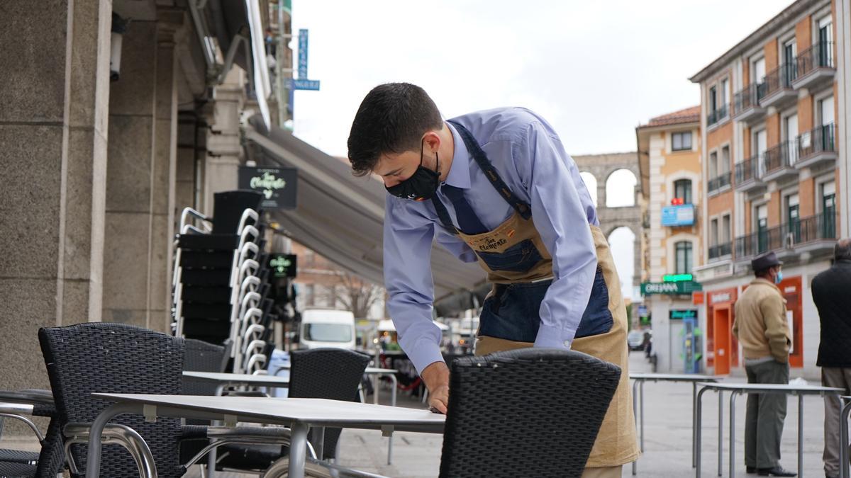 Un camarero trabaja en una terraza.