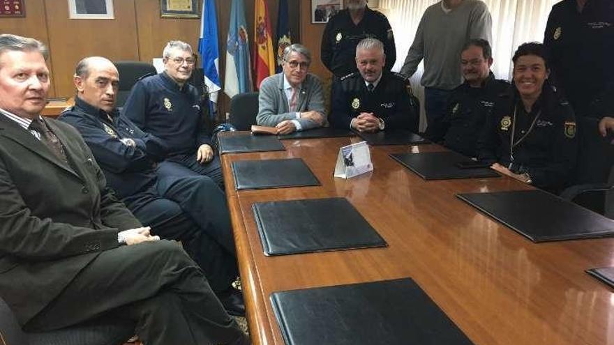 Coello, durante su despedida con el equipo de la comisaría.