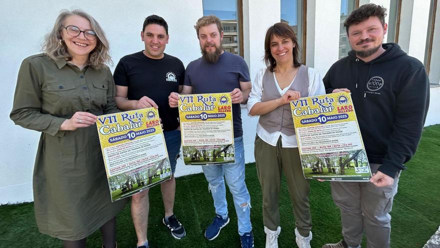 Membros de Cabaleiros de Regadío presentaron o cartel xunto á alcaldesa e a concelleira.