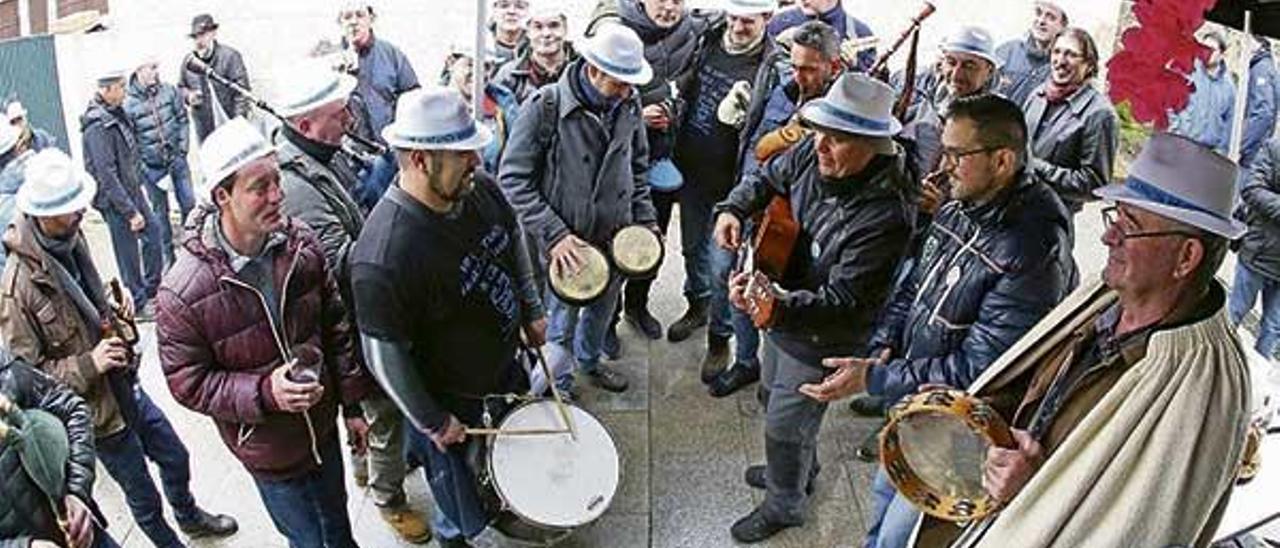 Asistentes a la romería de San Blas el año pasado.  //  Marta G. Brea