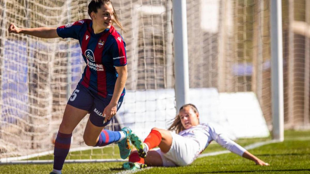 Gio celebra el primer gol del Levante UD, ayer en Buñol. | LEVANTE UD