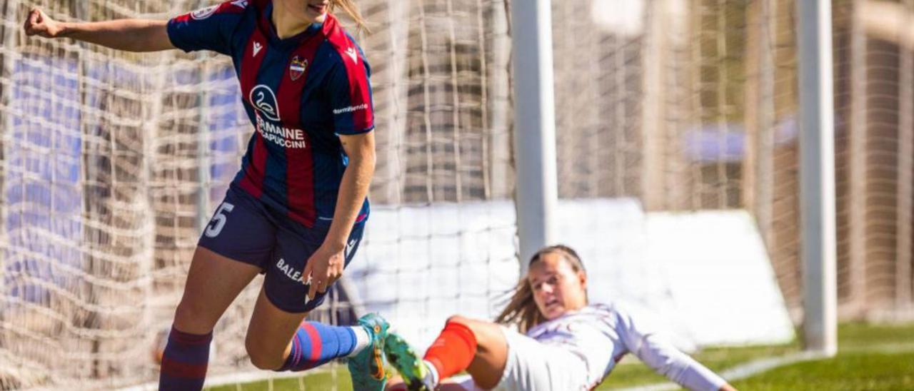 Gio celebra el primer gol del Llevant UE, ahir, a Buñol | LEVANTE UD