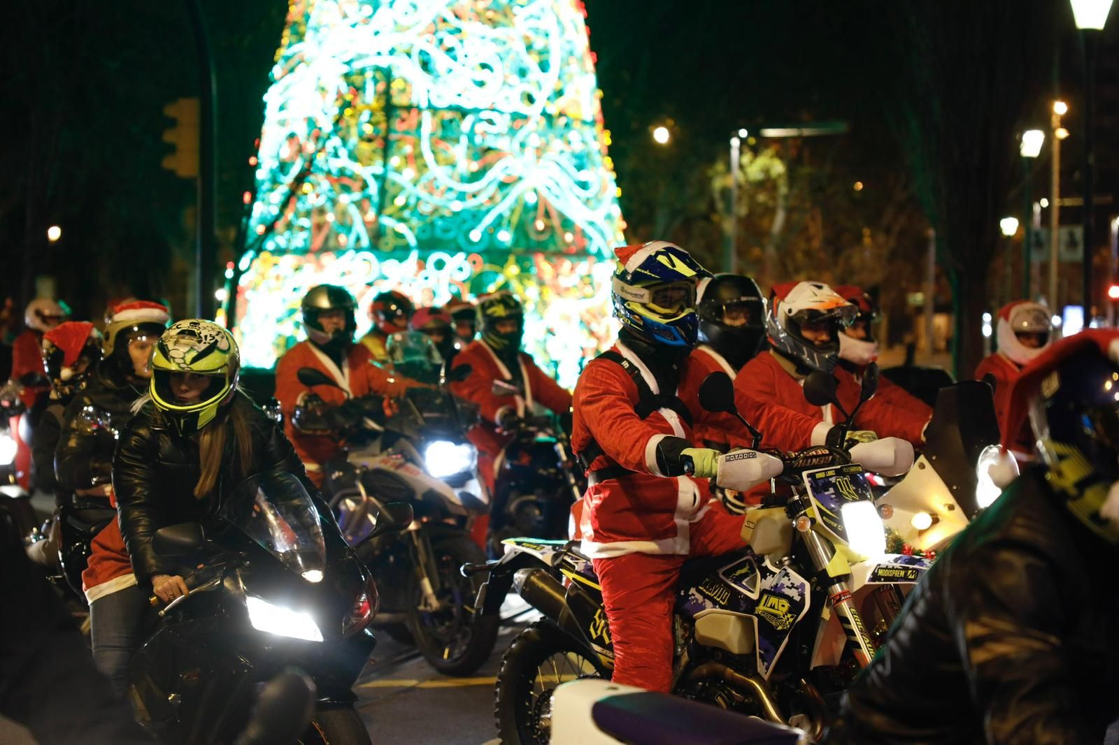 En imágenes | Cientos de Papá Noel recorren Zaragoza subidos a una moto