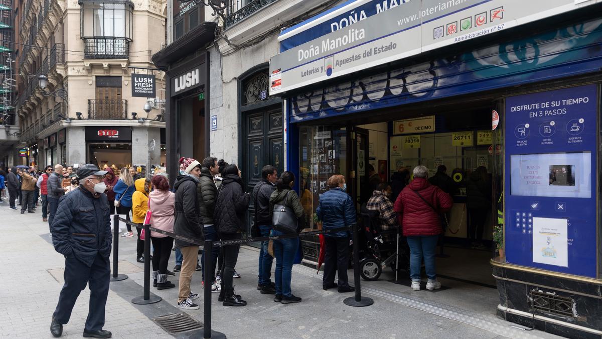 Varias personas en las inmediaciones de la administración de loterías Doña Manolita.