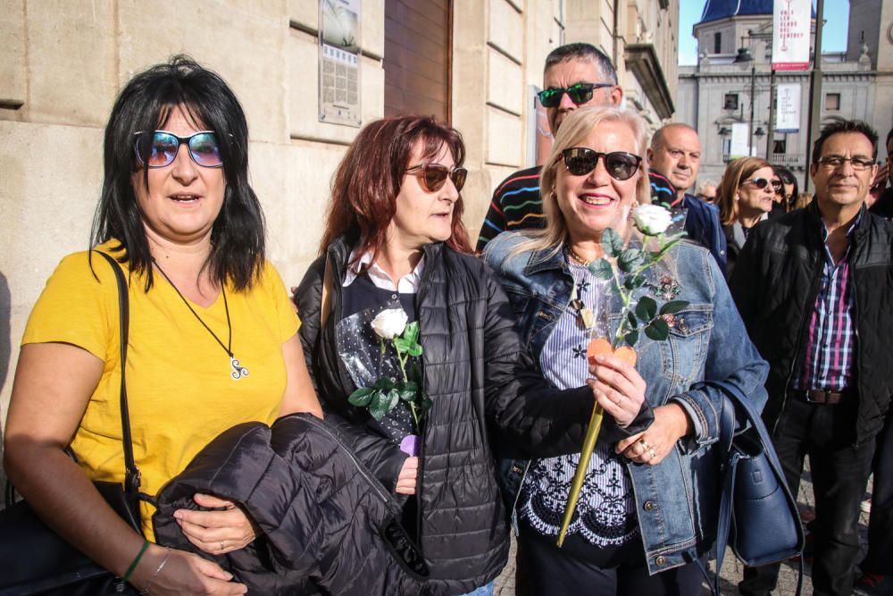 Cientos de personas pasan por delante de la urna con las cenizas del cantante para rendirle el último homenaje