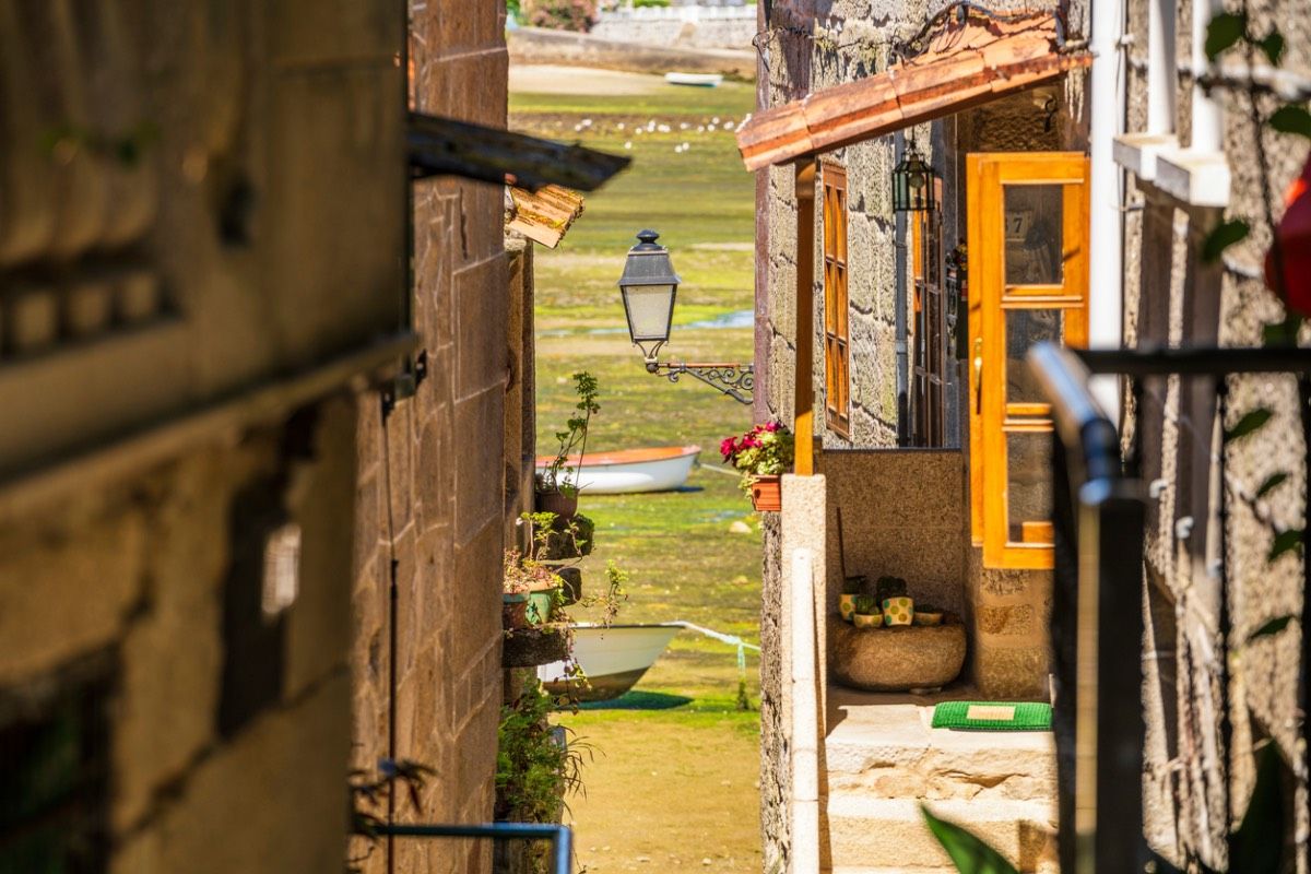 Galicia guarda un enclave de leyendas y hórreos frente al mar que teletransportan al viajero: conoce el pueblo más especial del norte