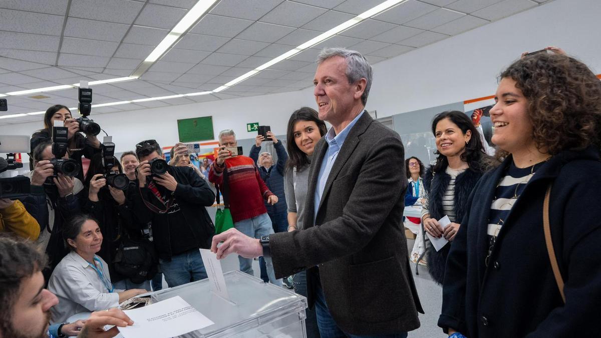 Alfonso Rueda votando este domingo en un colegio electoral de Pontevedra