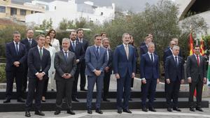 El rey Felipe acompañado por el presidente del Gobierno, Pedro Sánchez, y el presidente del Senado, Ander Gil, posa para la foto de familia con los presidentes autonómicos a su llegada a la reunión de la XXVI Conferencia de Presidentes.