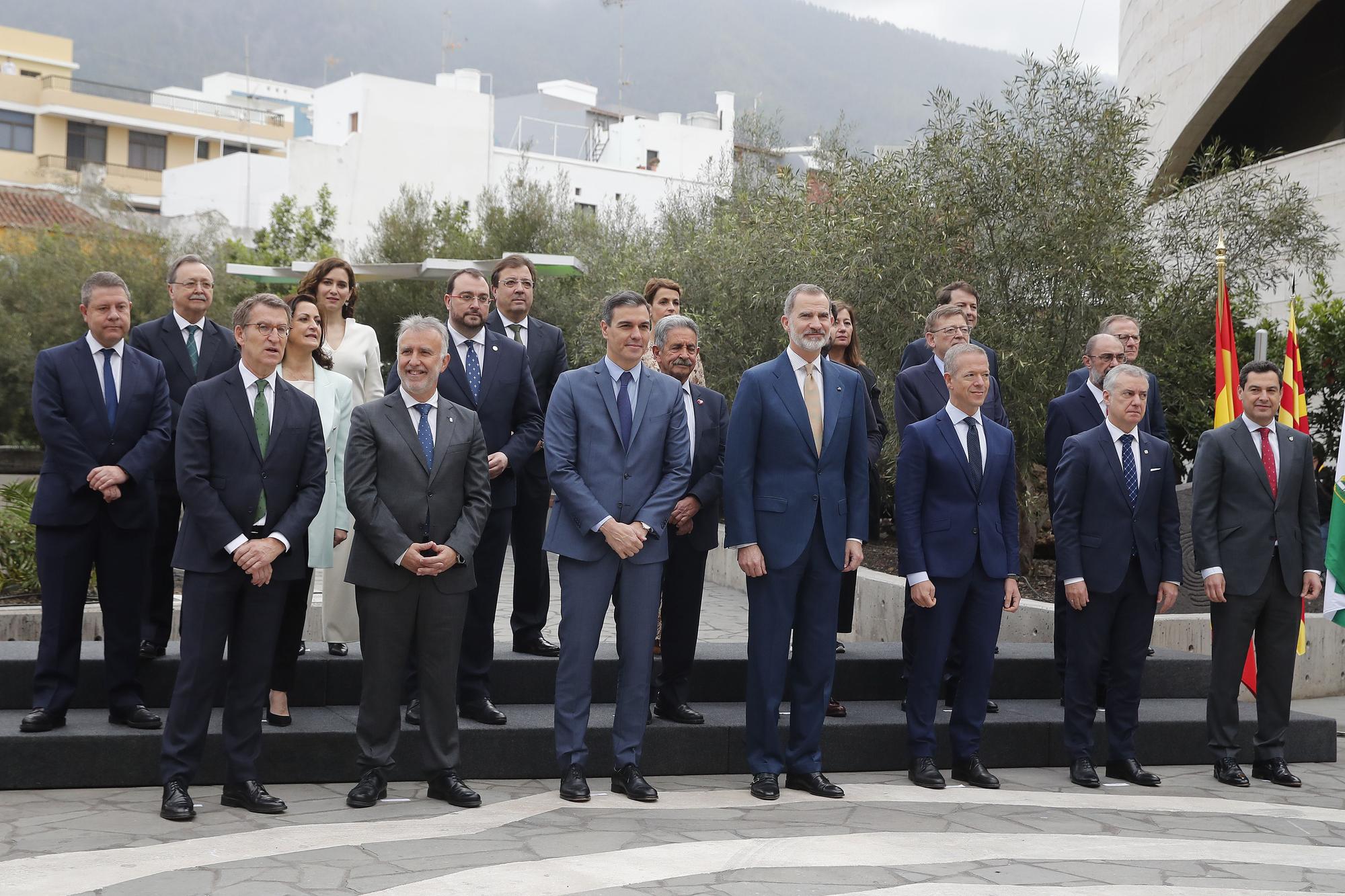 El rey Felipe acompañado por el presidente del Gobierno, Pedro Sánchez, y el presidente del Senado, Ander Gil, posa para la foto de familia con los presidentes autonómicos a su llegada a la reunión de la XXVI Conferencia de Presidentes.