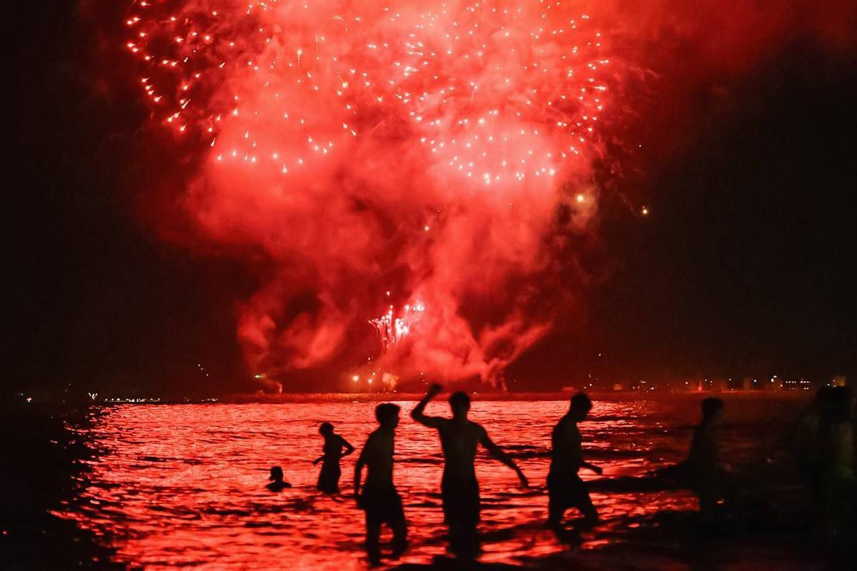Vista del castillo de fuegos artificiales desde la bahía.