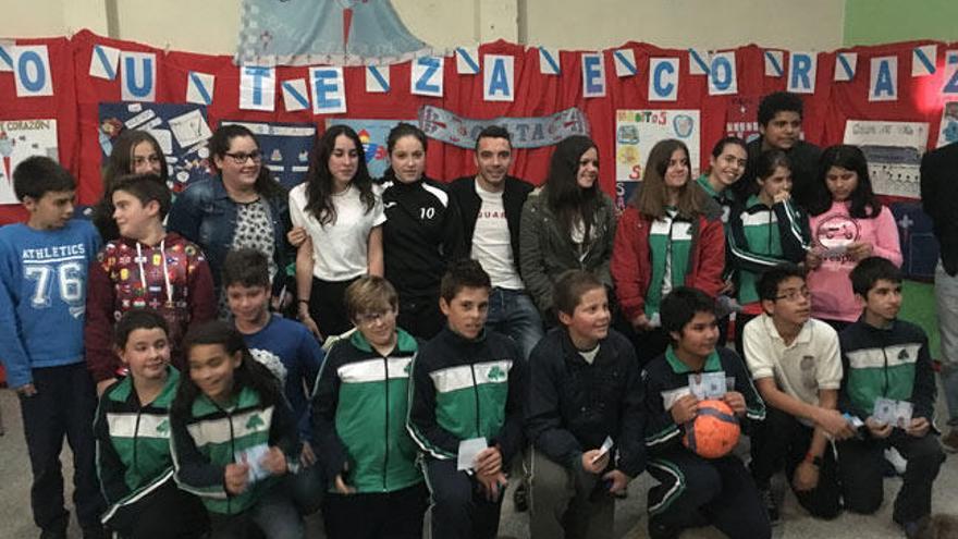 Iago Aspas junto a niños del Colegio San Fernando