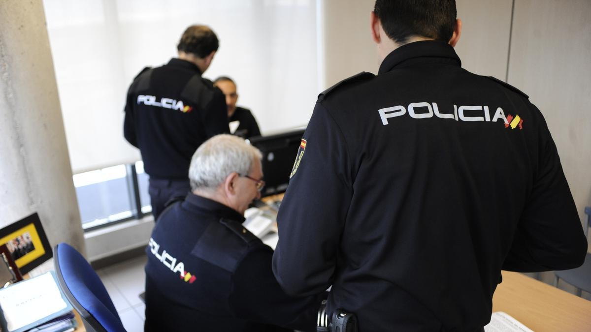 Agentes de la Policía Nacional en la comisaría de Río Sella, en imagen de archivo.