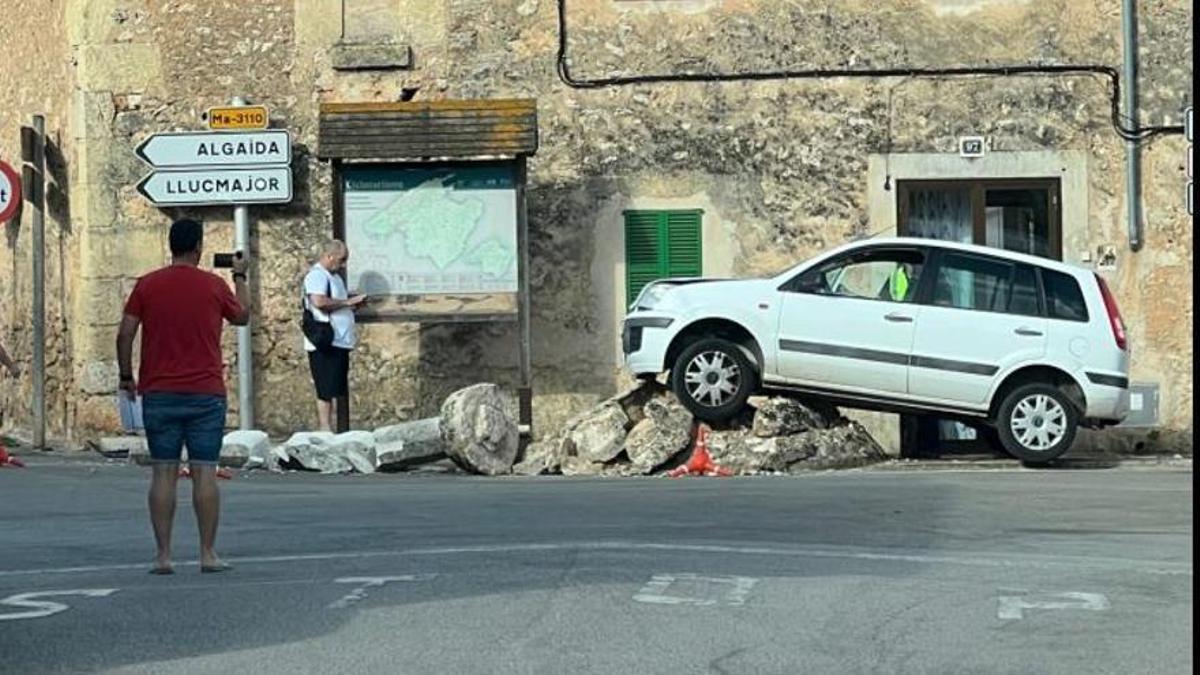 Unfall in Sencelles: Ein Auto zerstört das historische Wegkreuz Creu de sa Cometa.