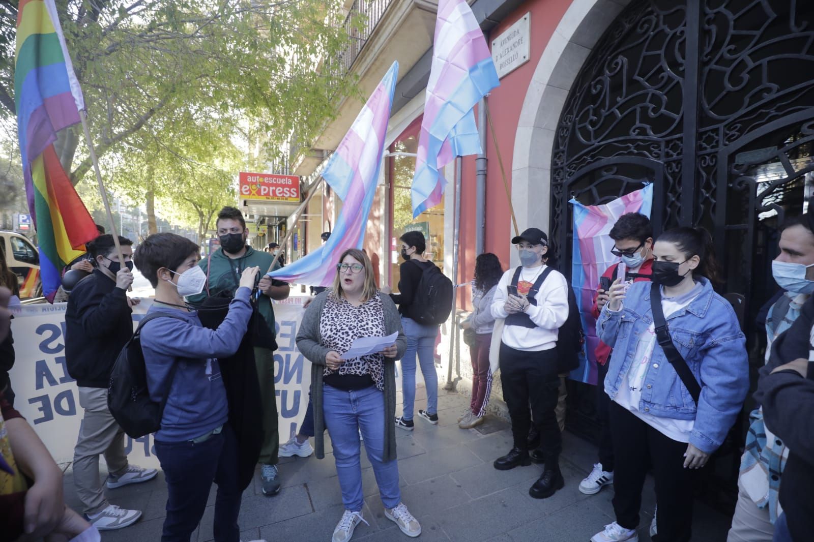 Concentración contra la presentación del libro 'Nadie nace en un cuerpo equivocado' en la Casa del Libro de Palma