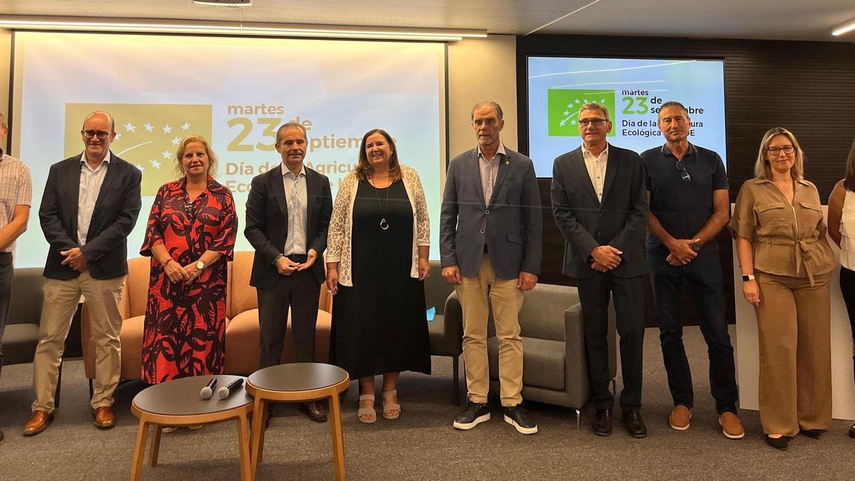 Inauguracióndel acto. De izquierda a derecha, representante de AVA Asaja, Ángel Mahuenda, director general de Política Agraria Común, Mª Ángeles Ramón-Llin, directora general de Producción Agrícola y Ganadera, Emilio Raga, responsable de Agrobank CV, Regina Monsalve, secretaria general de CAECV, Vicente Tejedo, secretario autonómico de Agricultura, Ganadería y Pesca, Vicent Faro, presidente de CAECV,  Salvador Pons, miembro de la junta de CAECV, María Hernández, responsable de RRHH y Rosa García, responsable de certificación de CAECV.