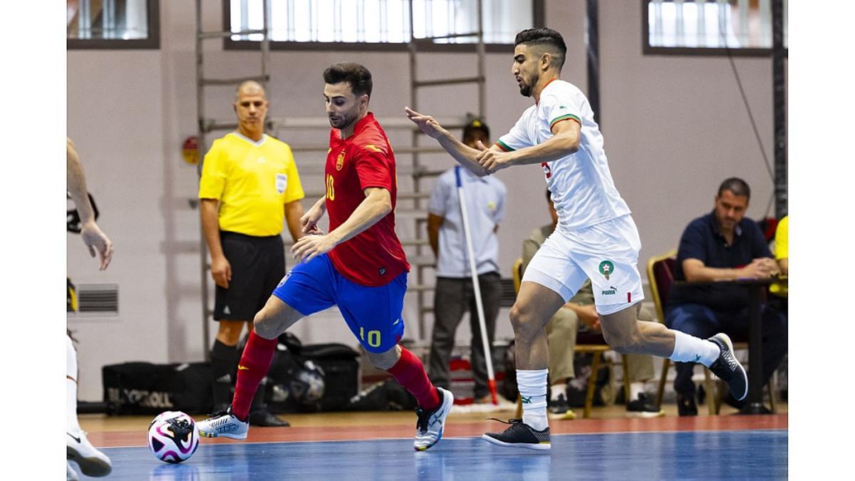 César Velasco conduce el esférico durante el último amistoso con Marruecos.