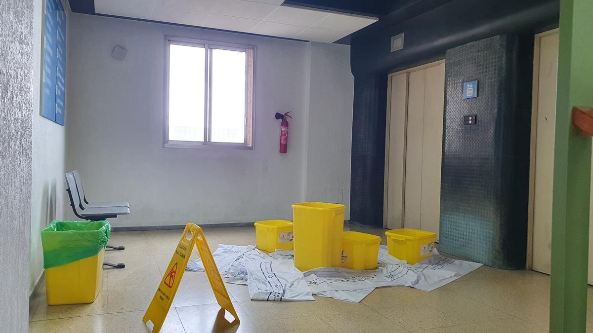 Los ascensores afectados por las filtraciones de agua en el Materno Infantil durante el ciclón 'Hermine'.