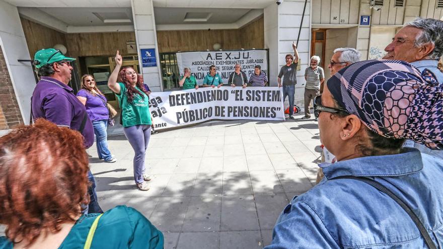 Protesta de jubilados frente a Hacienda