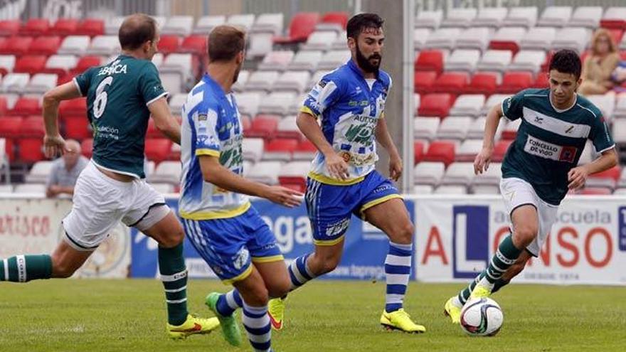 Dos jugadores del Coruxo tratan de recuperar el balón, durante el partido contra la Arandina. // Marta G. Brea