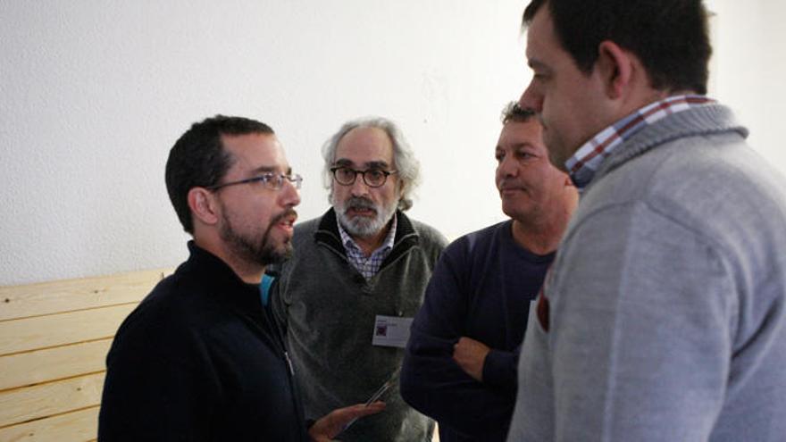 Sergio Pascual (I), secretario de organización de Podemos y Braulio Llamero (segundo por la izquierda), candidato a la secretaría general de Zamora, charlan con dos miembros del partido.