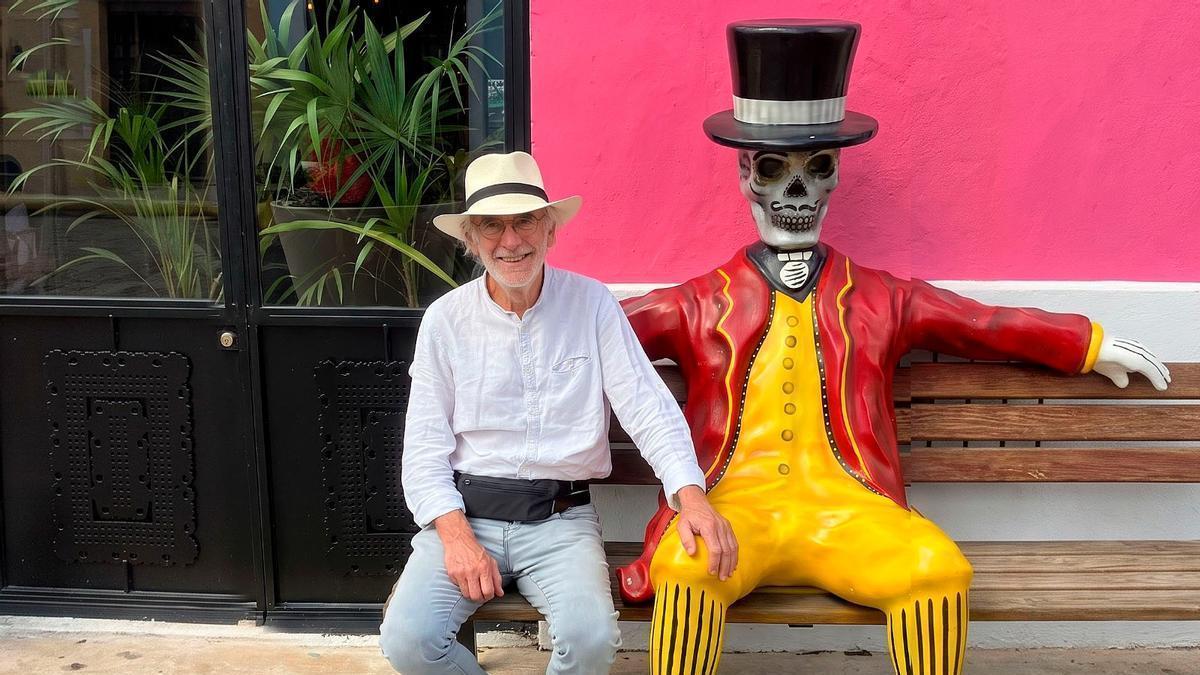 El escritor Jorge Bonells en México «con una divertida figura de la muerte»