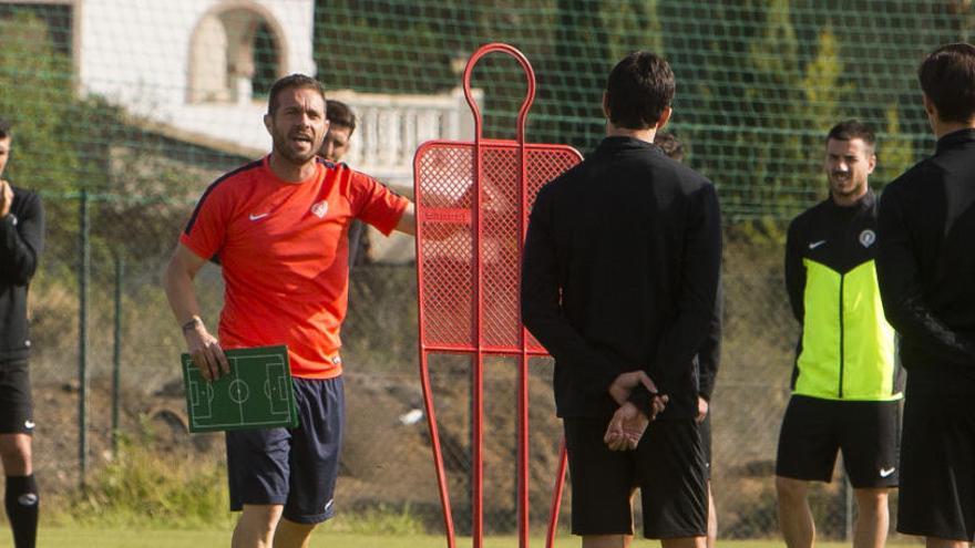 Tevenet dirige a sus jugadores durante un entrenamiento.