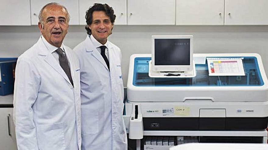 Antonio Pellicer y José Remohí, en su clínica de reproducción asistida de Valencia.