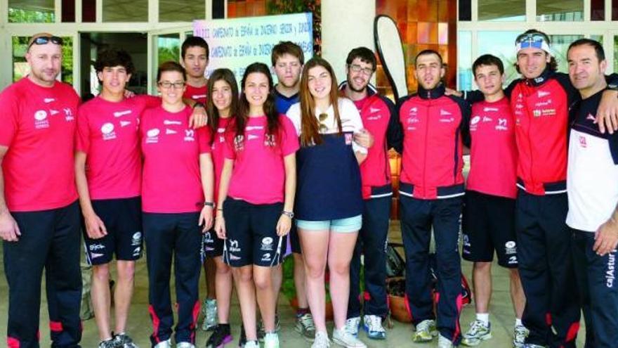 Equipo de piragüismo del Grupo Covadonga que participó en el Campeonato de España de invierno. / LNE