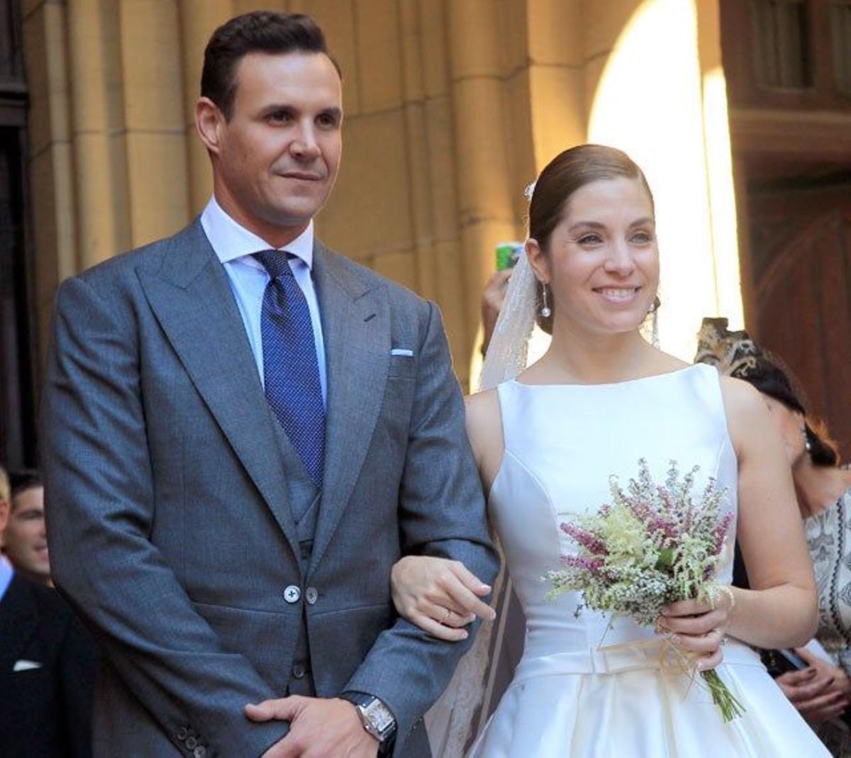 Jacobo Bustamante y Leire Martínez, muy sonrientes a la salida de la iglesia