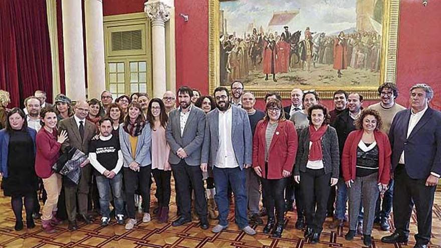 Vidal, diputados, ecologistas y representantes del sector de los residuos tras aprobar la ley.