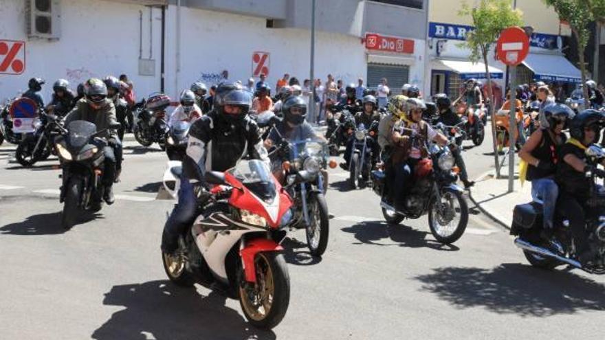 Los aficionados a las motos toman las calles del barrio de Pinilla