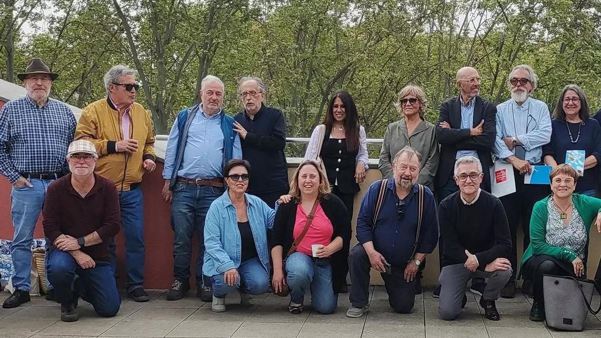 El editor Jaume Torrent, en el centro, en la fiesta del Museu del Joguet, con algunos de los escritores y escritoras que llegan este Sant Jordi con novedad bajo el sello Cal·lígraf.
