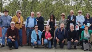 El editor Jaume Torrent, en el centro, en la fiesta del Museu del Joguet, con algunos de los escritores y escritoras que llegan este Sant Jordi con novedad bajo el sello Cal·lígraf.