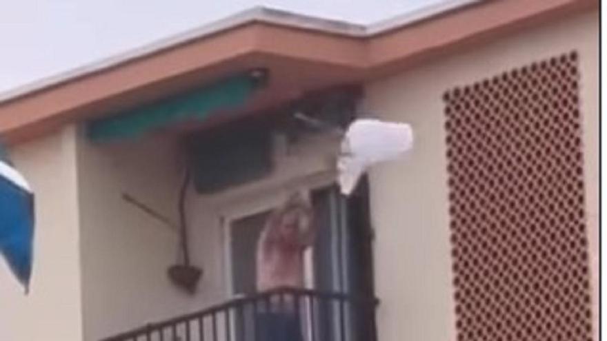 Un hombre lanza todo tipo de muebles por la terraza de una vivienda en Marbella