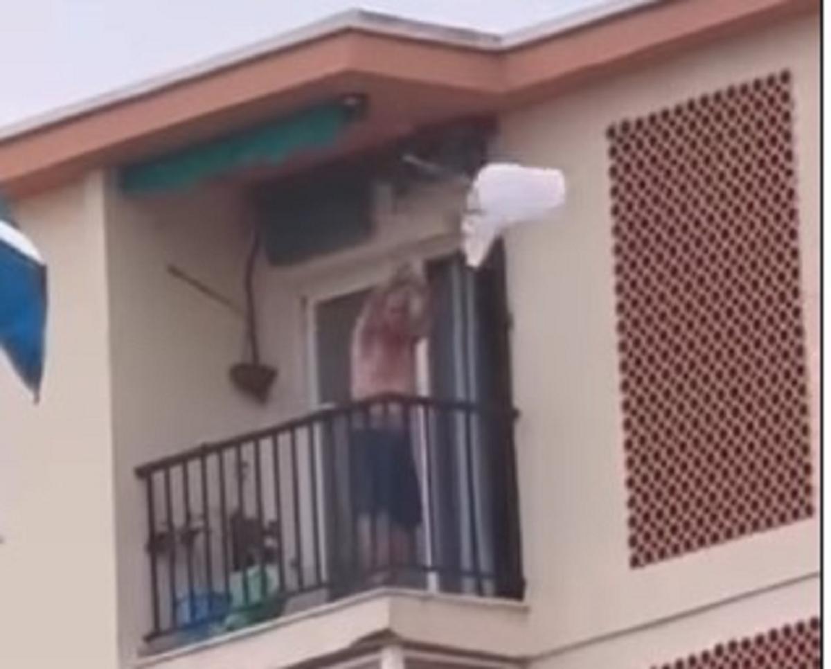El hombre ha lanzado todo tipo de muebles por la terraza.