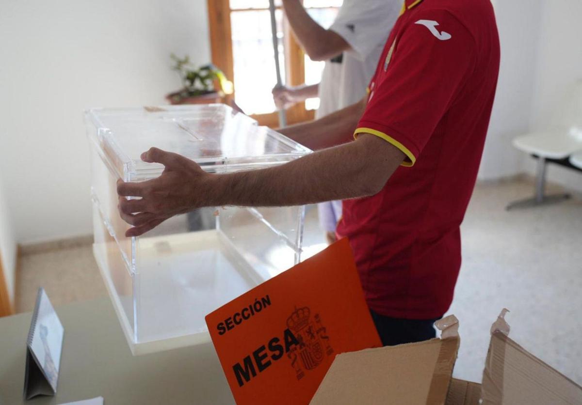 Un hombre coloca una de las urnas en un recinto electoral de la provincia. | Emilio Fraile