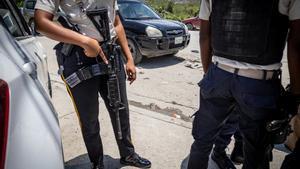 Policías armados en Haití