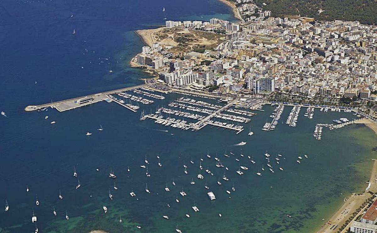 Una media de cien barcos fondean este verano a diario en la bahía de Sant Antoni | D.I.
