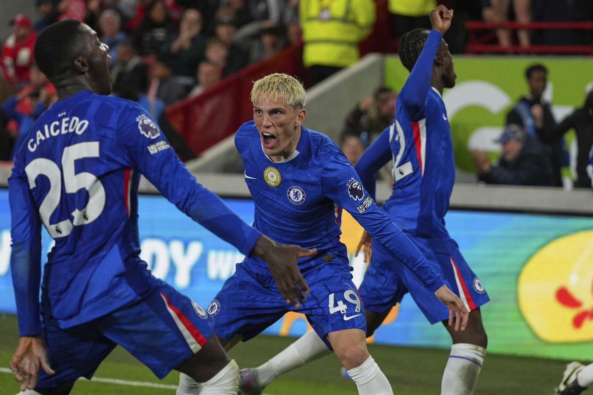 Alejandro Garnacho celebrando un gol con el Chelsea