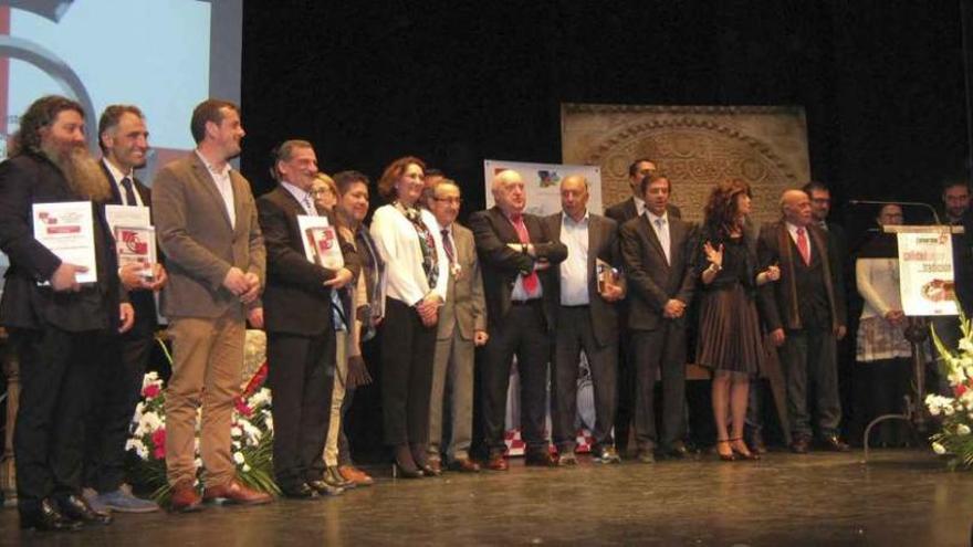 Los premiados, María Josefa García Cirac y las autoridades locales y provinciales encargadas de entregar los galardones posan en una foto de familia al finalizar la gala.