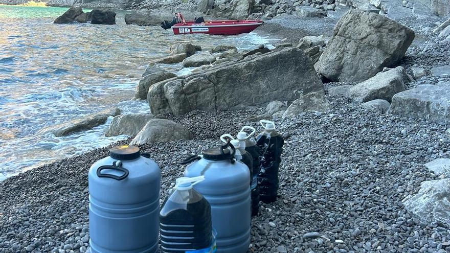 Retiran un bidón con 200 litros de aceite de un acantilado de Sant Antoni