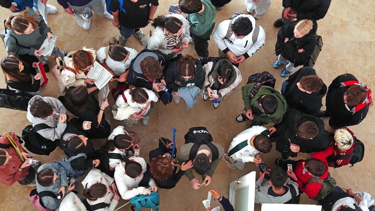 Estudiantes esperan a hacer el examen de acceso a la universidad